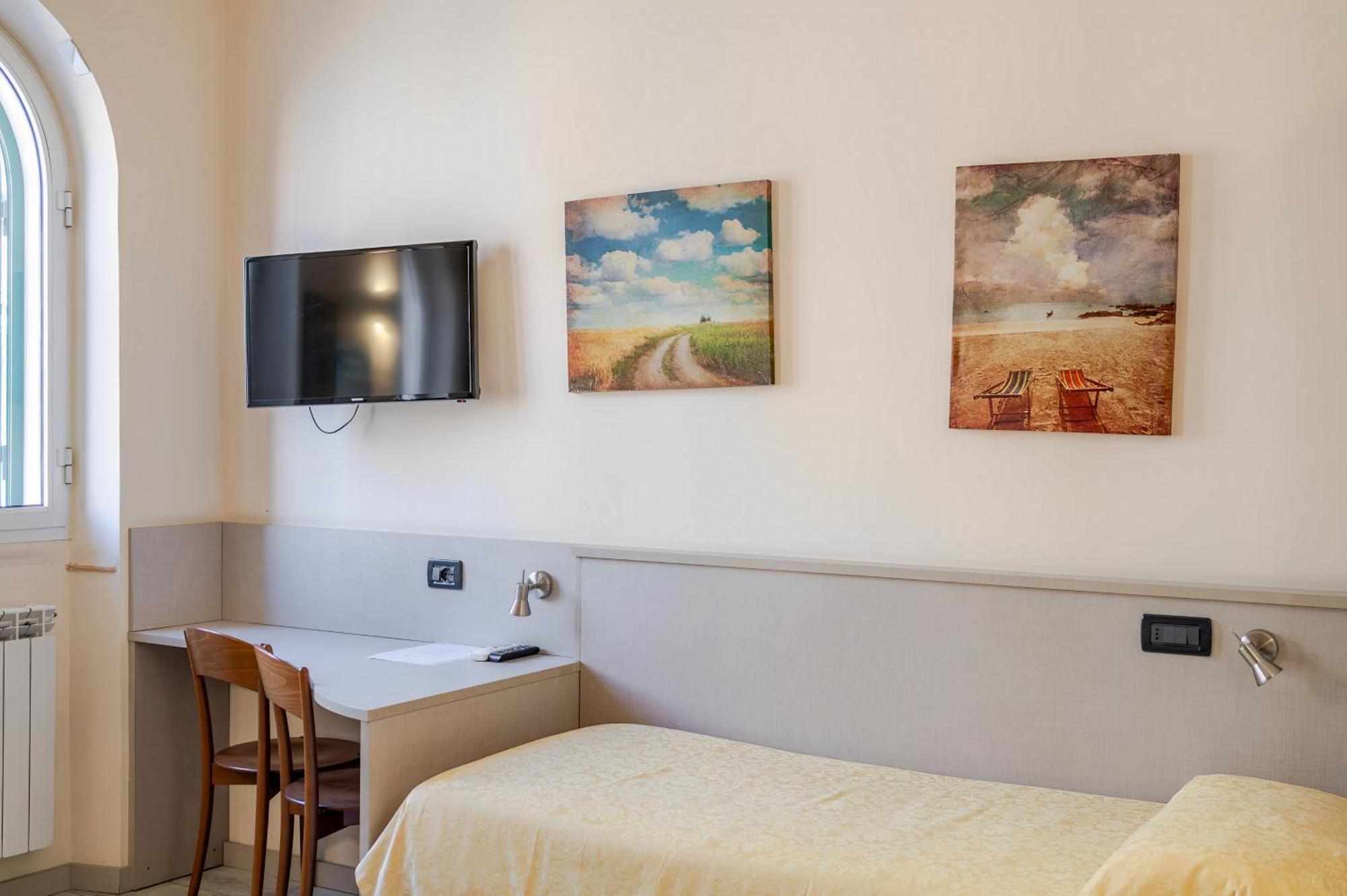 Hotel Posta - 3 Stars - Comfortable Stay In ונטימיגליה מראה חיצוני תמונה