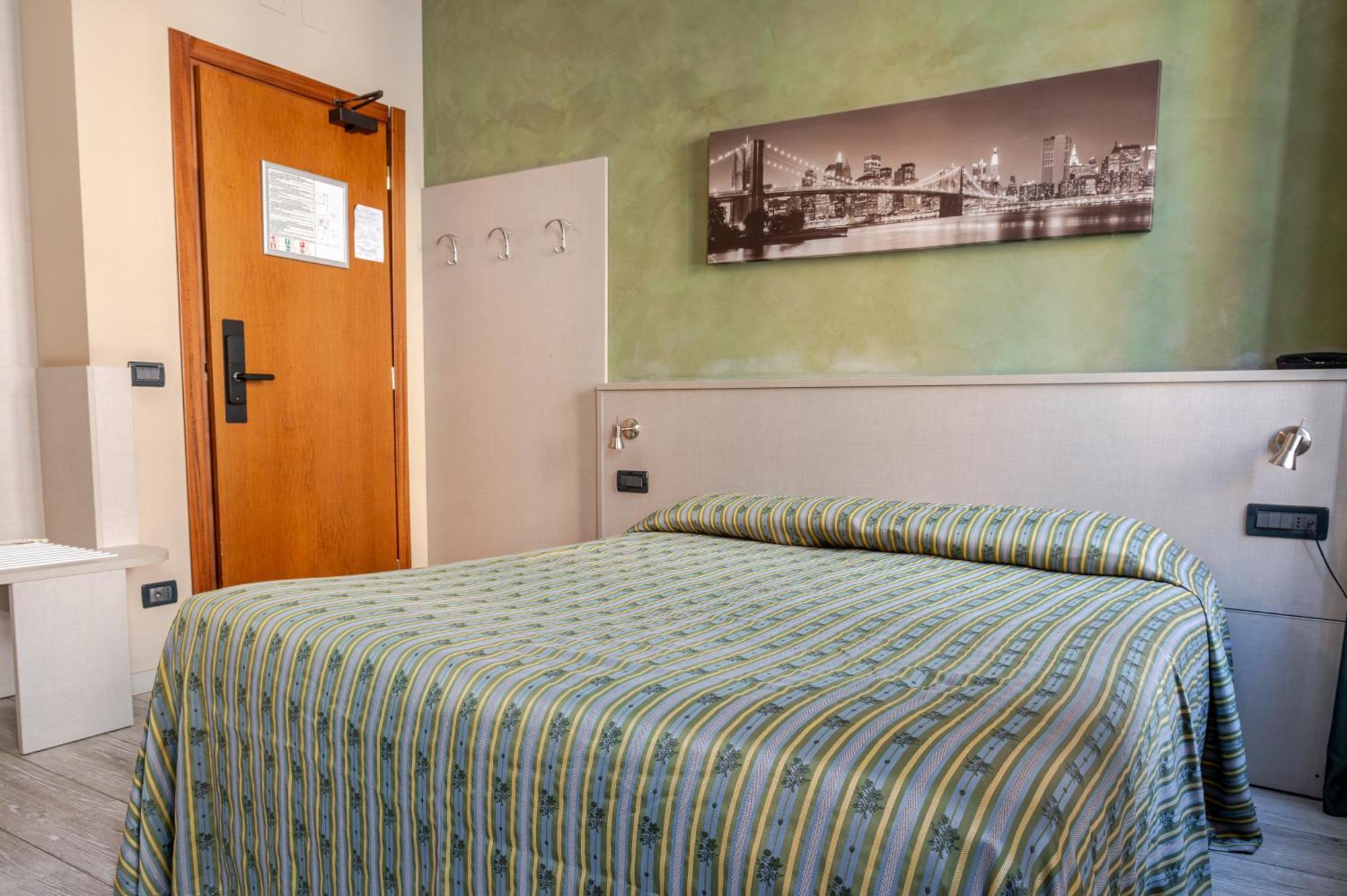 Hotel Posta - 3 Stars - Comfortable Stay In ונטימיגליה מראה חיצוני תמונה