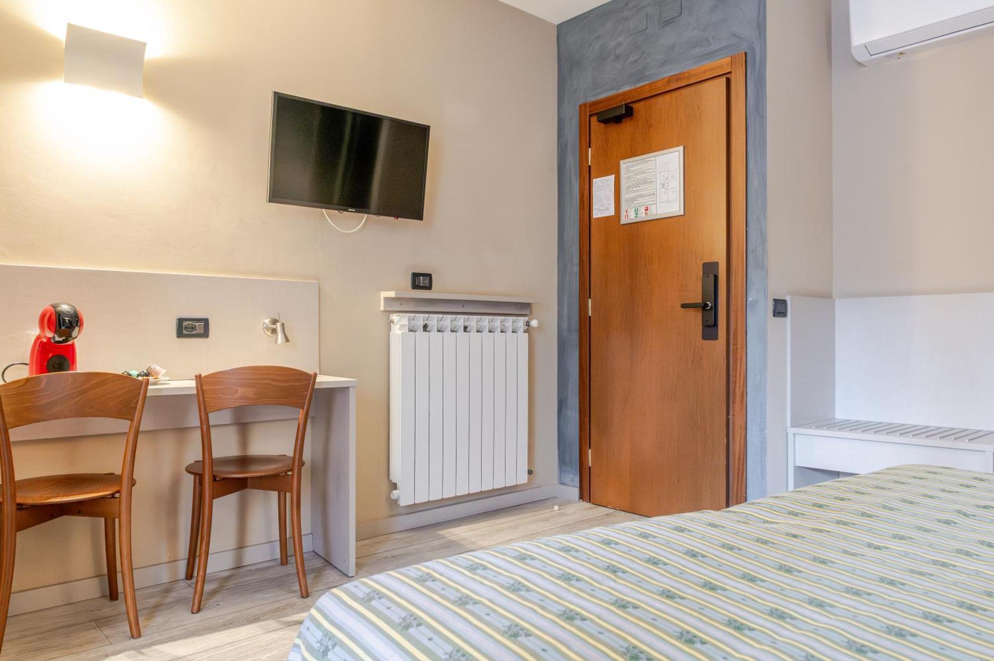 Hotel Posta - 3 Stars - Comfortable Stay In ונטימיגליה מראה חיצוני תמונה