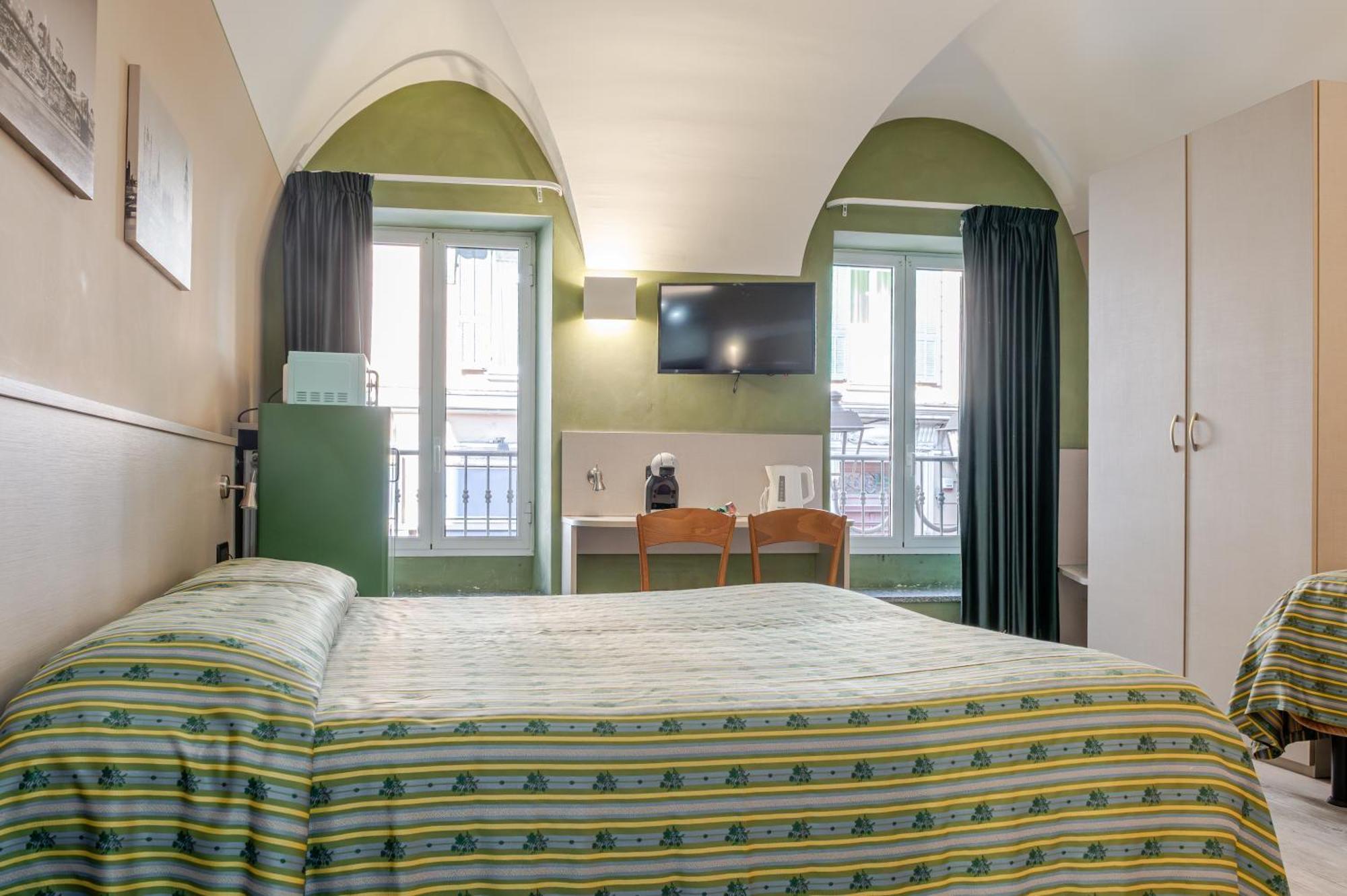 Hotel Posta - 3 Stars - Comfortable Stay In ונטימיגליה מראה חיצוני תמונה