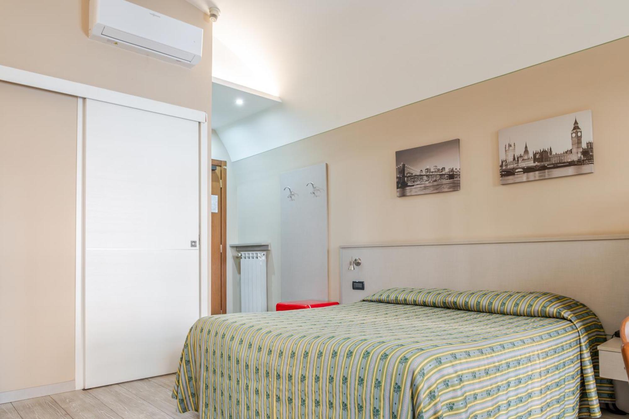 Hotel Posta - 3 Stars - Comfortable Stay In ונטימיגליה מראה חיצוני תמונה