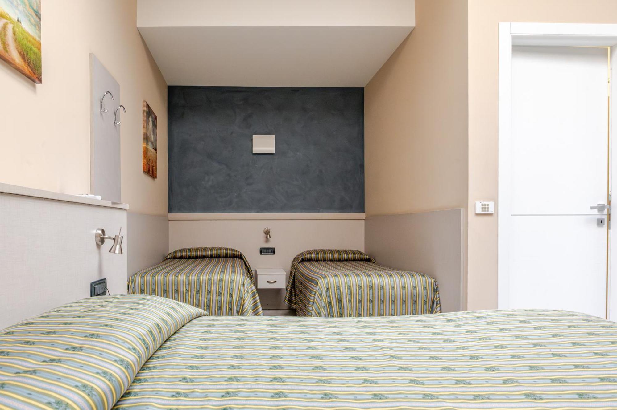 Hotel Posta - 3 Stars - Comfortable Stay In ונטימיגליה מראה חיצוני תמונה