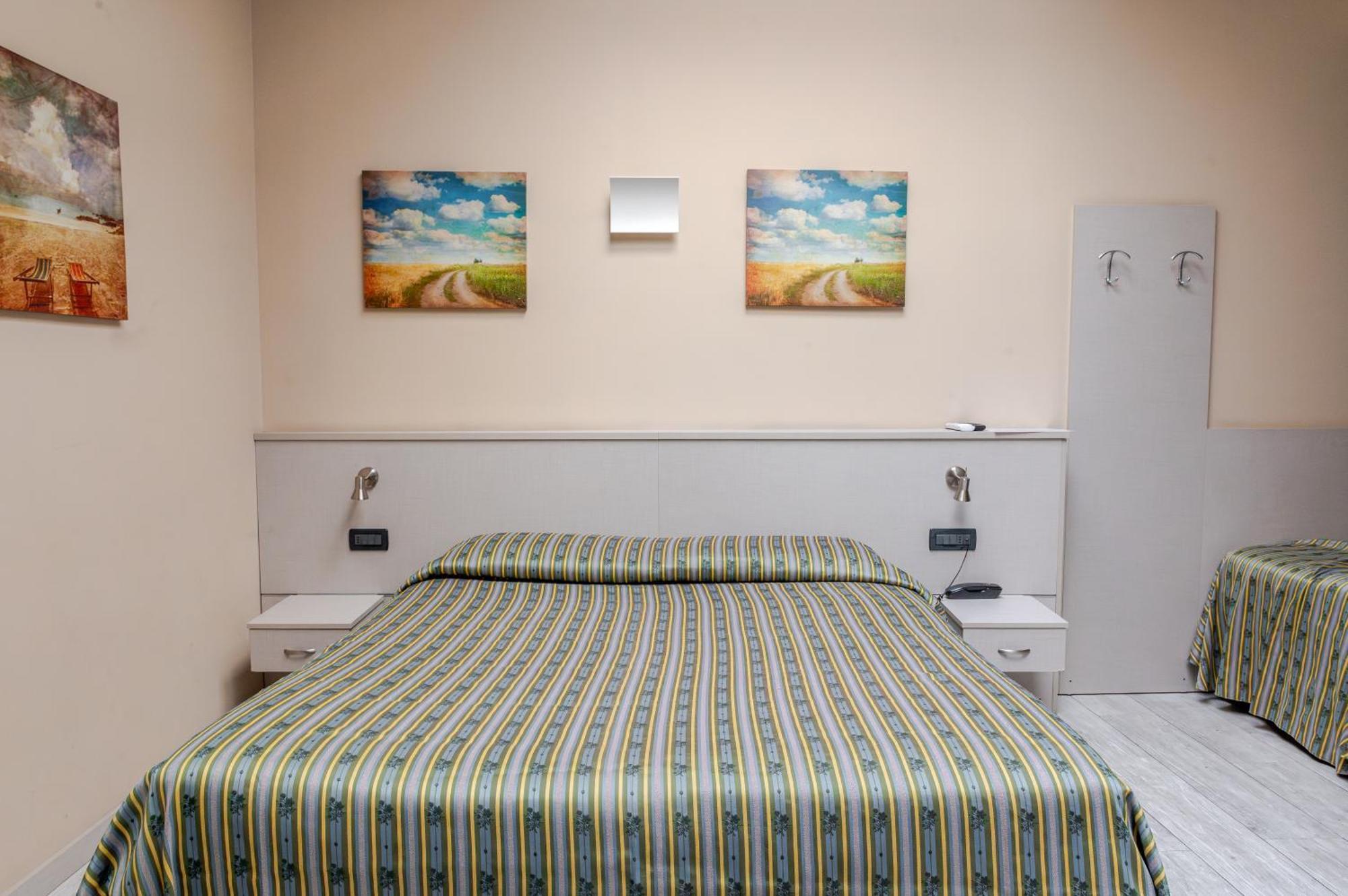 Hotel Posta - 3 Stars - Comfortable Stay In ונטימיגליה מראה חיצוני תמונה