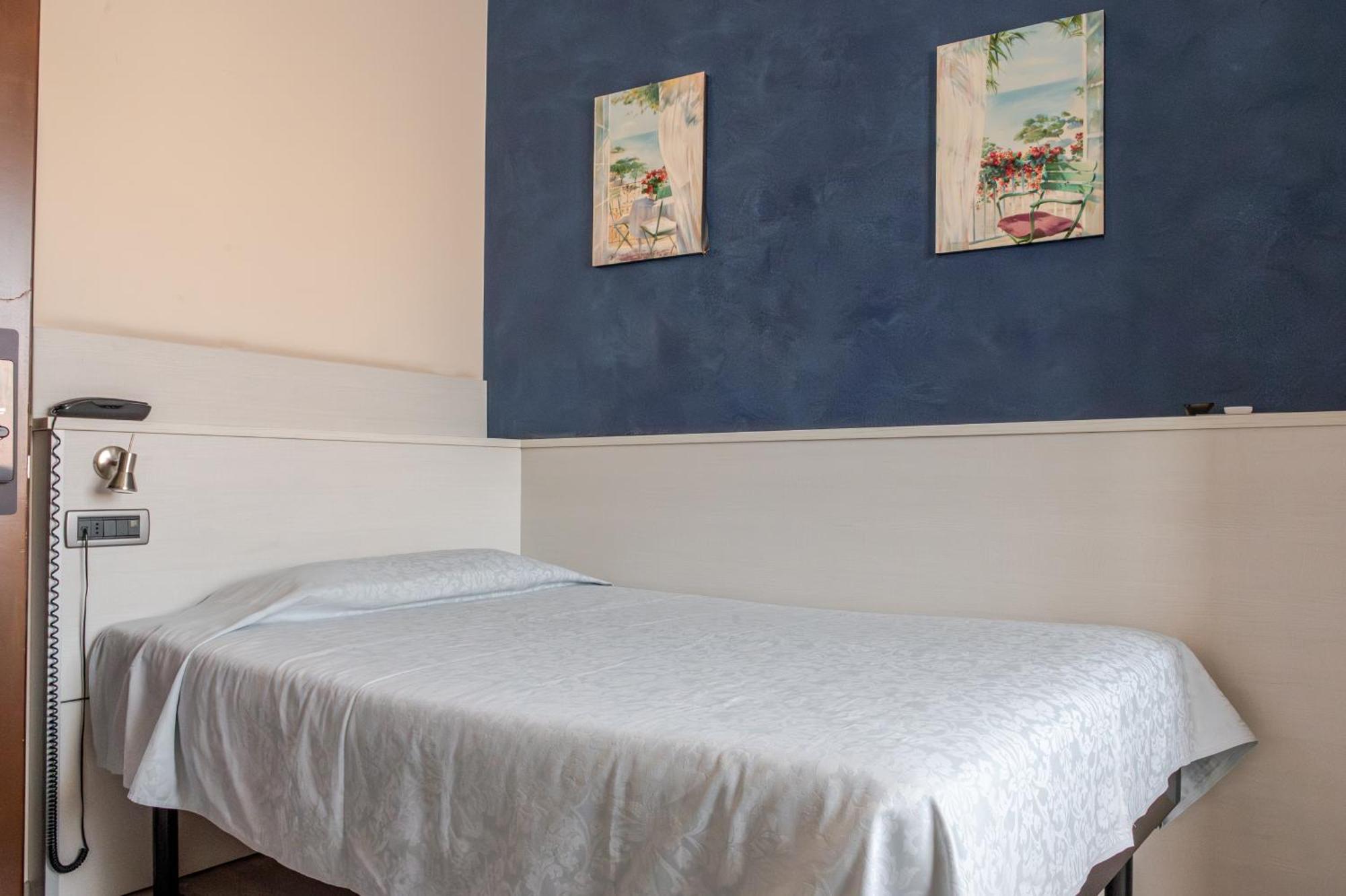 Hotel Posta - 3 Stars - Comfortable Stay In ונטימיגליה מראה חיצוני תמונה