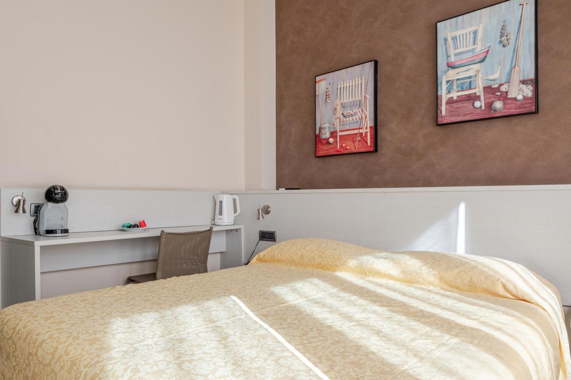 Hotel Posta - 3 Stars - Comfortable Stay In ונטימיגליה מראה חיצוני תמונה